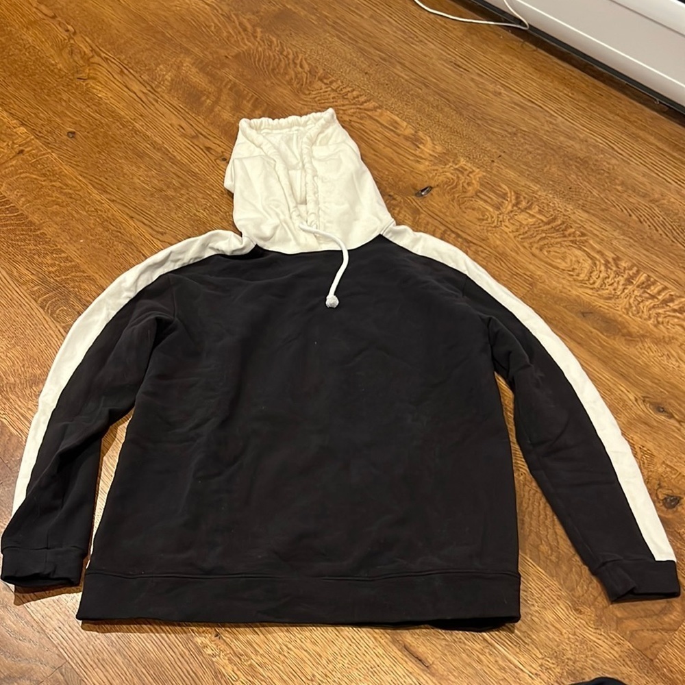 Leallo Women’s Sweatshirt Black and White Size XS